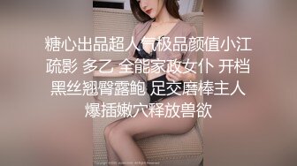 穿着碎花裙子的美妞玩自拍