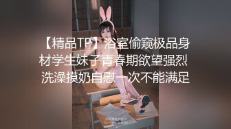 这位金发女郎会穿着迷你裙和小上衣吸引您的眼球，一旦您迷上了她性感的微笑，她就会让您跟着她回到她的酒店