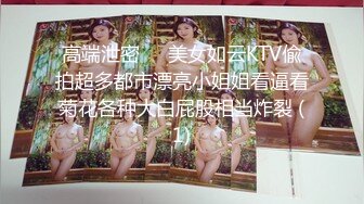 年轻妹子挑逗躺着沙发上玩手机的男友，最后被内射了好多