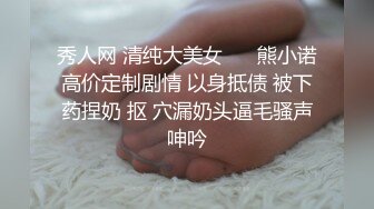 真实理发店偷拍，客人不知道老板娘逼里正塞着跳蛋，淫水流了一裤裆，没有客人就开始袒胸露乳抠骚穴