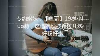 学舞蹈漂亮小姐姐首次露脸，站立一字马全裸热舞，随着音乐扭动细腰