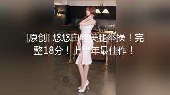 酒店女厕偷拍美女服务员只顾玩手机转圈围拍