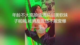 穿着女仆装在家中玩自拍