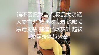 小江疏影露脸精彩大秀直播全程实录，丝袜情趣淫声荡语，表情好骚隔着屏幕舔狼友鸡巴，无毛白虎逼水多道具插