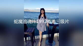   超骚的小妞又来了，露脸丝袜情趣舔鸡巴的样子能迷死人真刺激，让小哥无套爆草搞的骚逼淫水泛滥