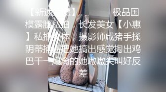 身材很棒的渣女跟小哥激情啪啪，撅着屁股让小哥舔逼深喉大鸡巴，激情上位无套抽插，自己抠着逼让小哥草嘴后入