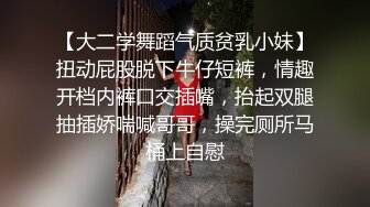 漂亮好身材妹子约到家里脱光光趴在腿上看视频这好性福啊