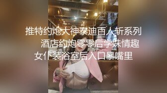 尝试操两个极品御姐，谁料第一个妹子太勾人，第二个制服美女只好舔吸把玩