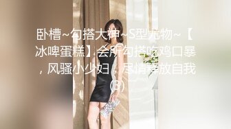 小小酥：我第一次摸你们男人的器官，他抓着我的手又抓了两下，一下去就插进去了，当时我的下边已经湿了，很痛，弄不过他啊