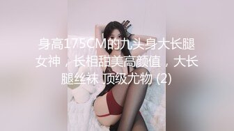 18新人萝莉嫩妹和炮友激情大秀，高清拍摄掰穴舔逼，对着脸特写舔屌口交，按摩器震动嫩穴，骑乘大屁股套弄