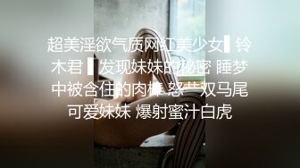 拿着跟干干巴巴的黄瓜玩弄自己的无毛逼