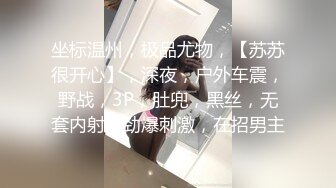 风景区女厕全景偷拍多位美女少妇前来献B (3)