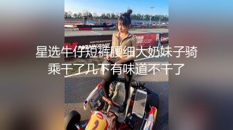 人高马大的熟女妈妈 大白天跟小伙偷情 那表情像做贼 东张西望不停看外面