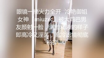 极品淫荡学妹露脸跟狼友互动撩骚，让大哥调教用小嘴伺候大哥的鸡巴，各种舔弄吸蛋蛋听大哥指挥精彩又刺激