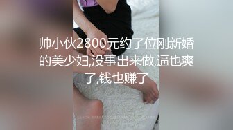 猛男3P福音，两个甜美的嫩妹子，一个妹子的奶子特别粉很像馒头，一个被干一个就在一边拍，猛男干一个摸一个简直是活神仙