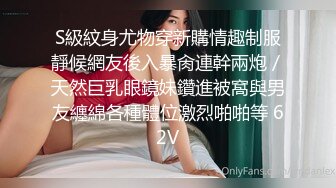 游乐场女厕全景偷窥多位半蹲着尿的美女各种美鲍轮番呈现 (1)