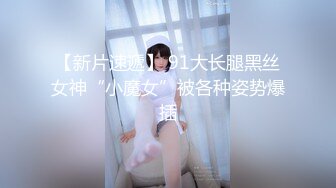 三男两女激情大秀直播，看小哥打桩机式站在床边爆草骚女，浪叫呻吟不断高潮不止看着旁边好姐妹拉起小哥啪啪