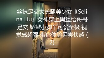  闭着眼睛手抓床单，享受大鸡巴的奋力抽插，两个年轻的妹子让大哥玩弄双飞