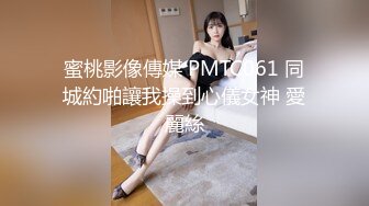  小骚逼露脸洗干净了伺候小哥哥诱惑狼友，舔鸡巴的样子好骚吸蛋蛋，深喉抽插