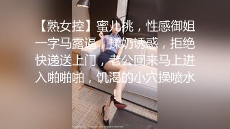 第一大淫魔勾搭表嫂激情啪啪，全程露脸换上情趣内衣开草，口交大鸡巴后入激情抽插，大奶子乱晃草出一身汗