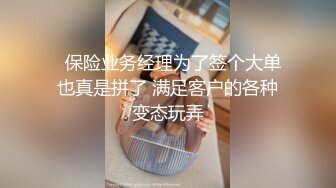   小骚逼露脸洗干净了伺候小哥哥诱惑狼友，舔鸡巴的样子好骚吸蛋蛋