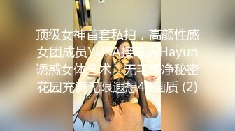 全身白皙光滑的翘臀美少妇小骚货趴着用翘臀对着炮友后入