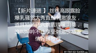   超级棒的骚女友让小哥先把逼毛给修理干净真刺激，露脸交大鸡巴清纯可爱又迷人