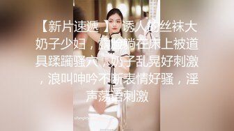 颜值不错红唇骚女【金牌小可】和炮友激情啪啪旁边还有个妹子观战，口交上位骑乘后入猛操非常诱人