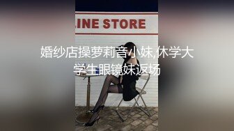 -黑丝爆乳骚妈勾引儿子在高铁卫生间里草逼